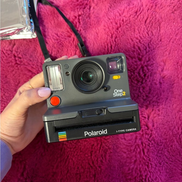 Polaroid OneStep 2 Black Camera with Silver Film Pack - Picture 2 of 5